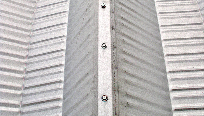 Prefabrykowane hale łukowe - samonośna hala łukowa TG z blachy Galvalume. Zdjęcie 2005.