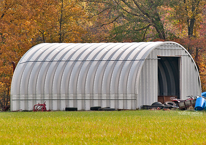Prefabrykowane samonośne hale łukowe TG - samonośna hala łukowa typu C z bramą systemową, zastosowana jako garaż, warsztat.